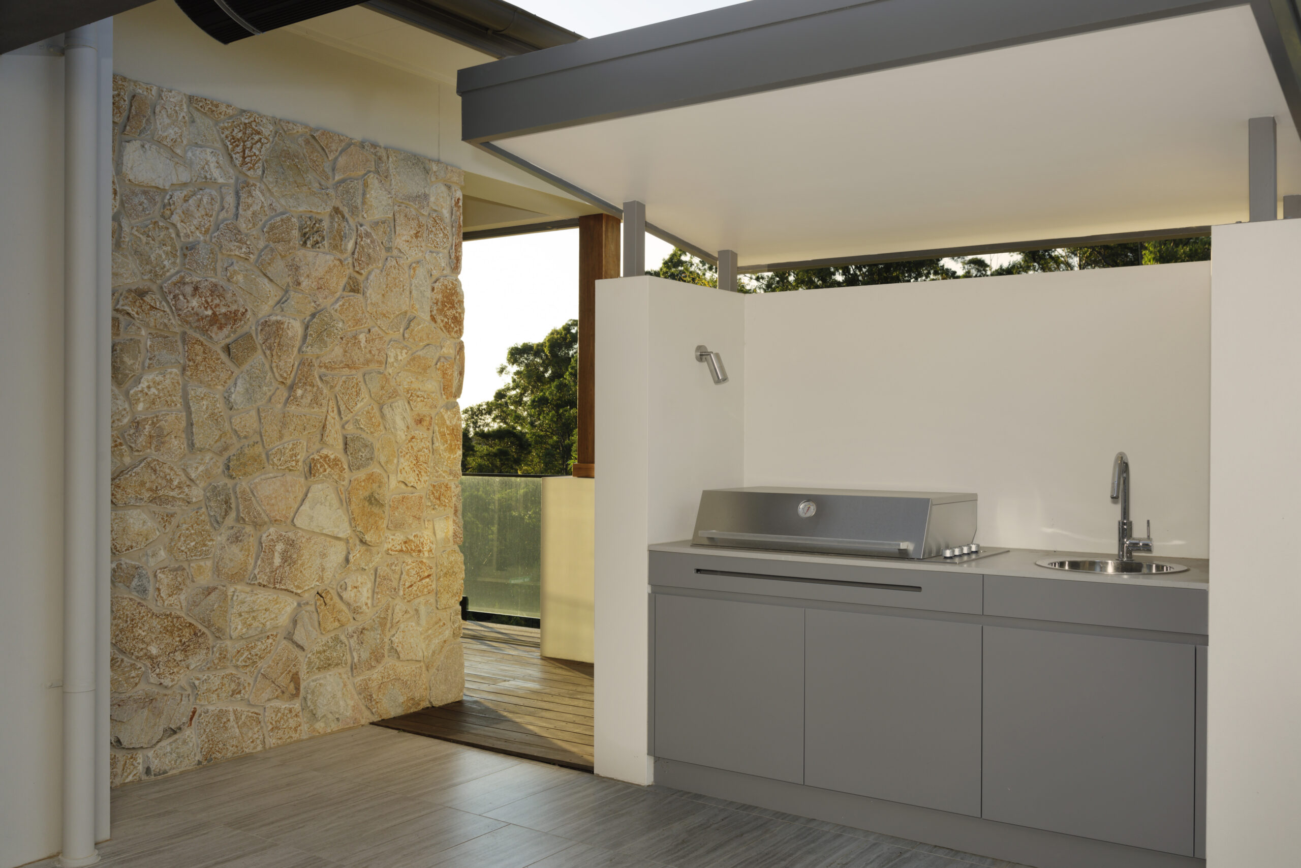 Castle Hill Mid-Century Contemporary: outdoor kitchen