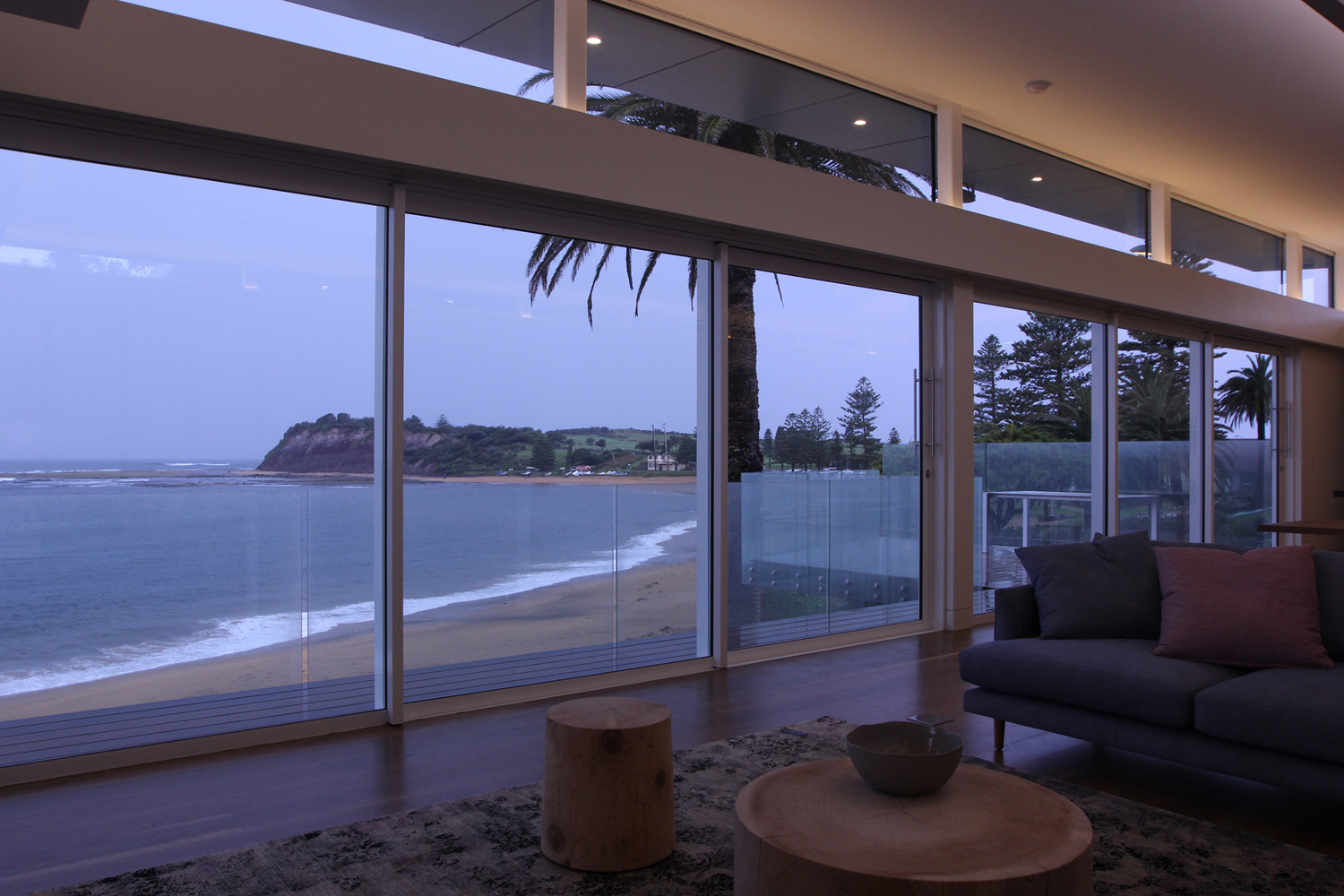 Collaroy Modern Beach: expansive view of the beach in the evening