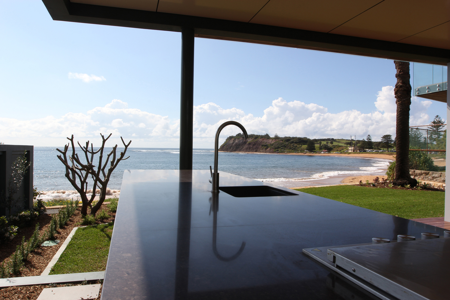 Collaroy Modern Beach: outdoor kitchen with uninterrupted beach views