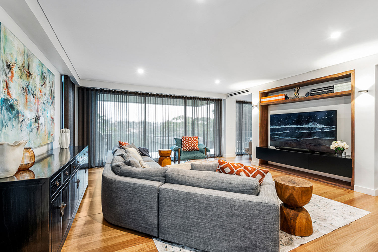 Northbridge Ultra Modern: living room