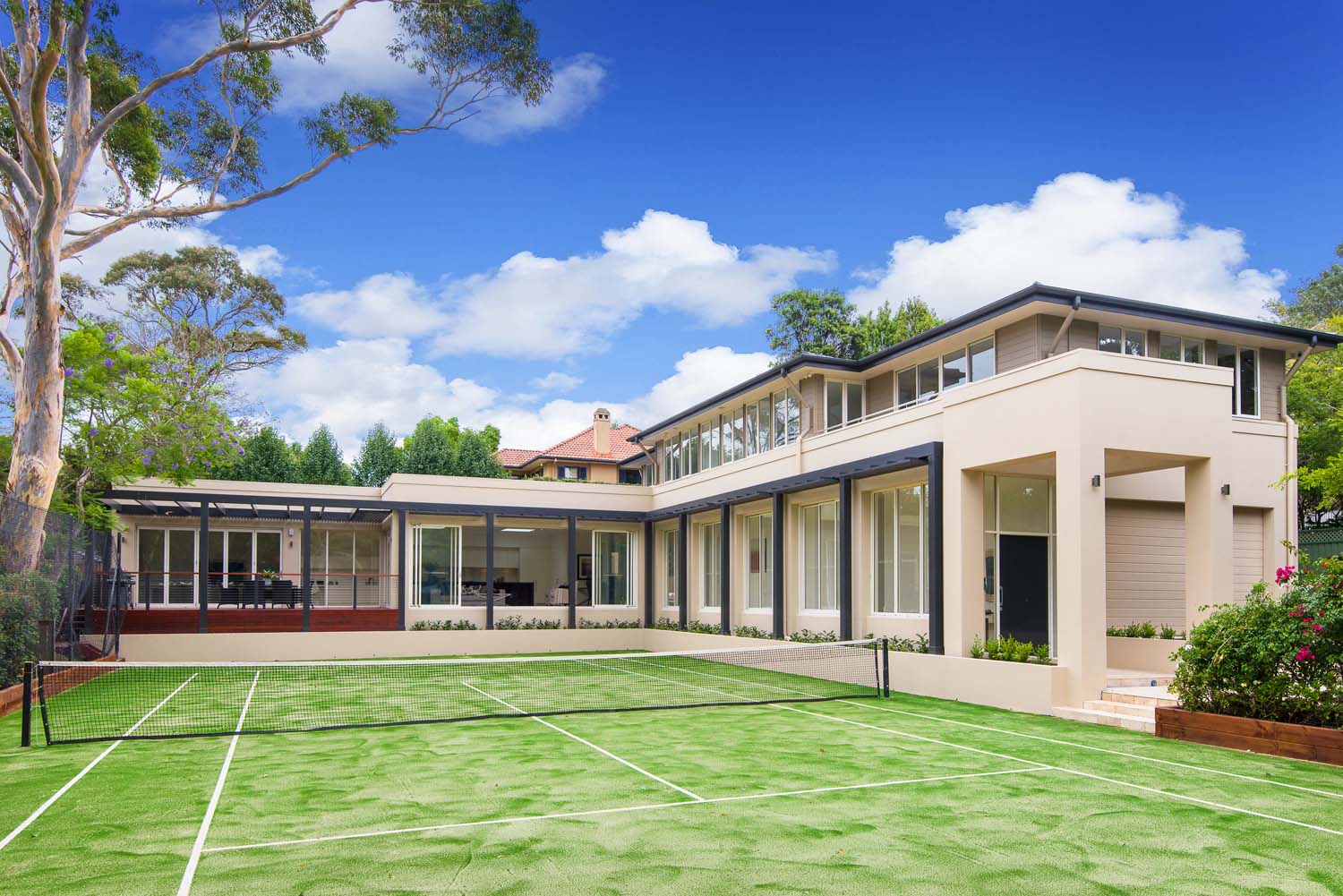 Turramurra Resort-Style: Tennis court wrapped by house on two sides