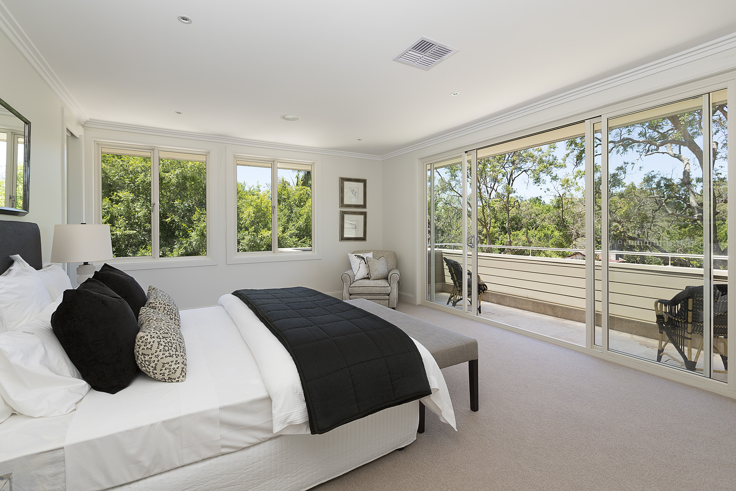 Turramurra Resort-Style: bedroom with balcony