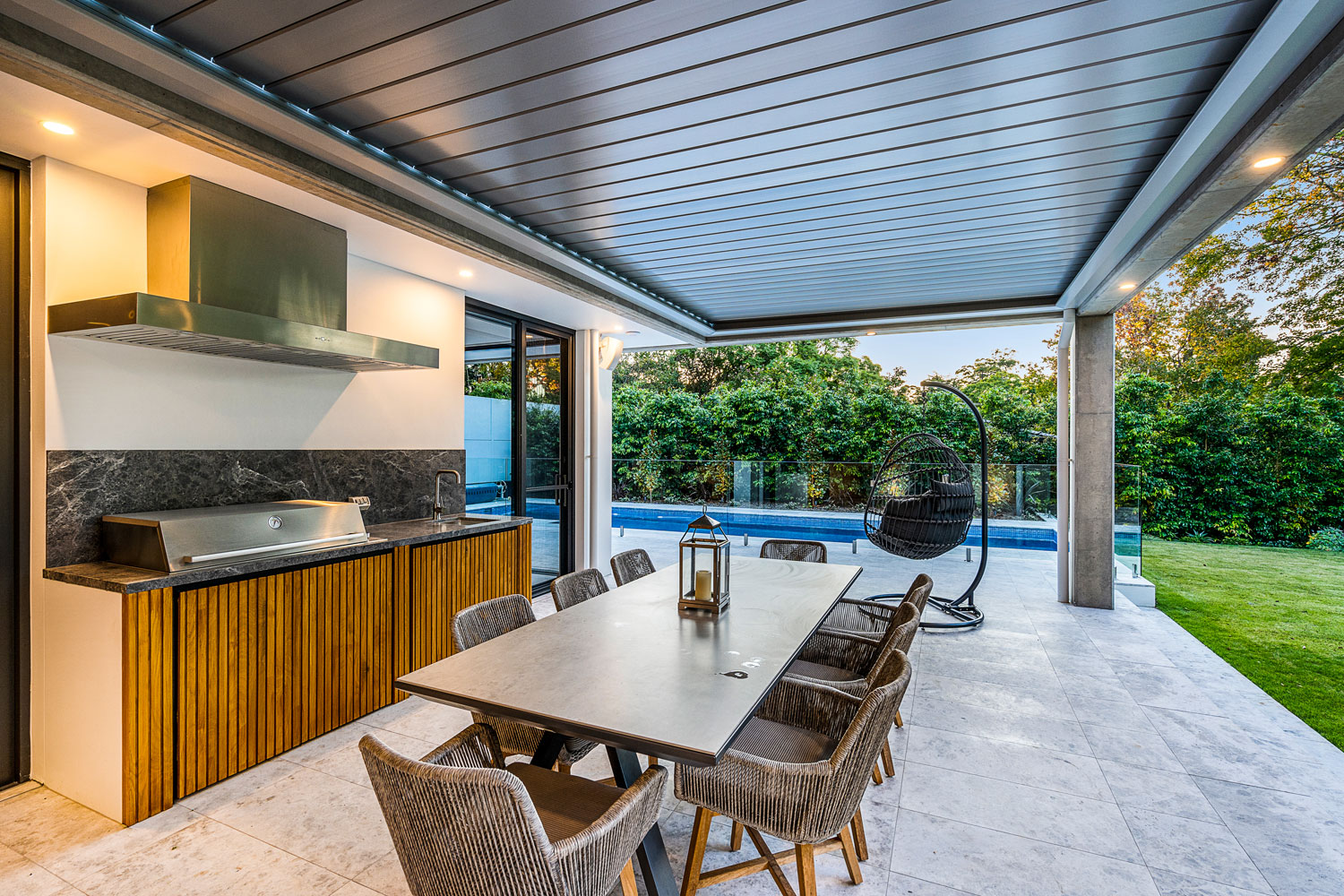 Beecroft Ultra Modern: Outdoor kitchen and covered outdoor dining and living