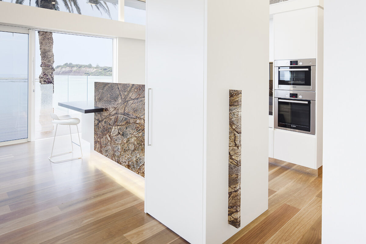 Collaroy Modern Beach: bright kitchen