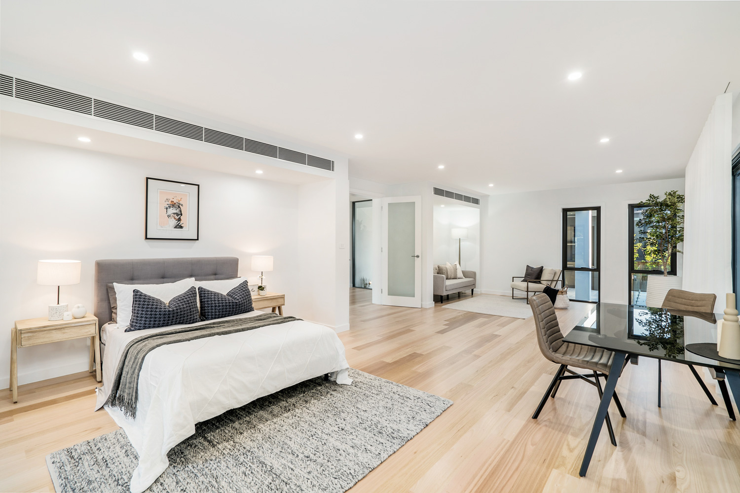 Glenhaven Contemporary: bedroom with study desk