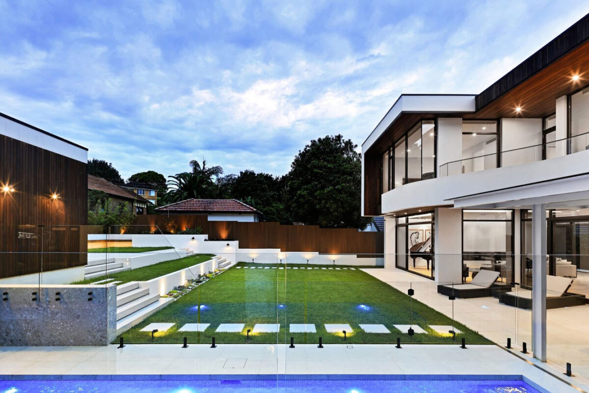 Greenwich Ultra Modern: backyard with green lawn and pool