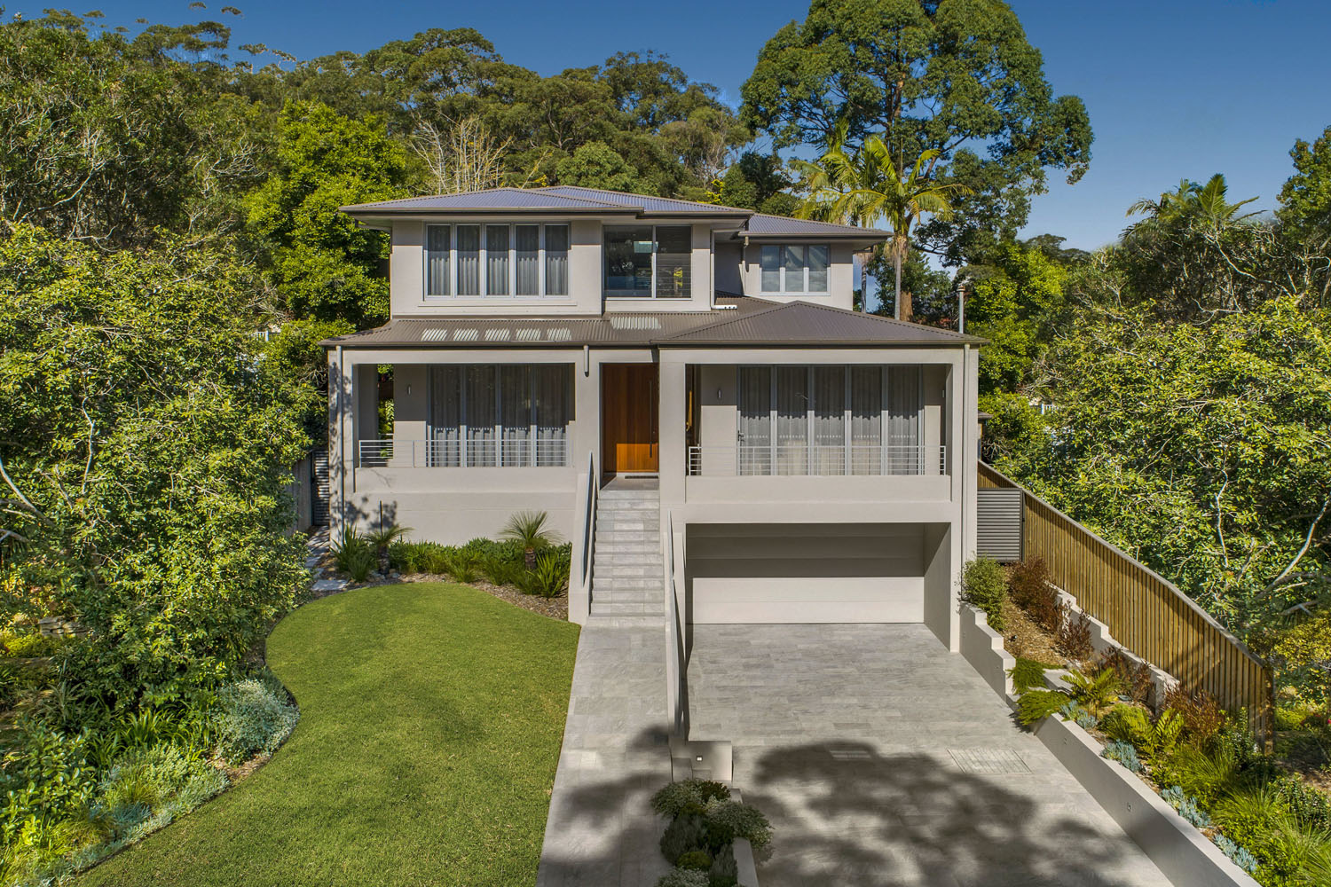 Killara Contemporary: elevated view of facade