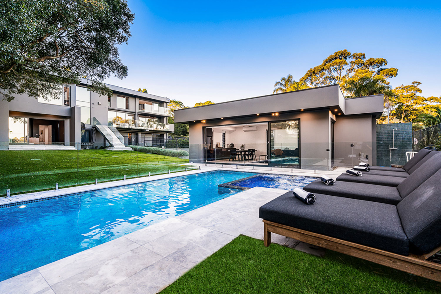 Northbridge Ultra Modern: pool with cabana and sunbathing chairs