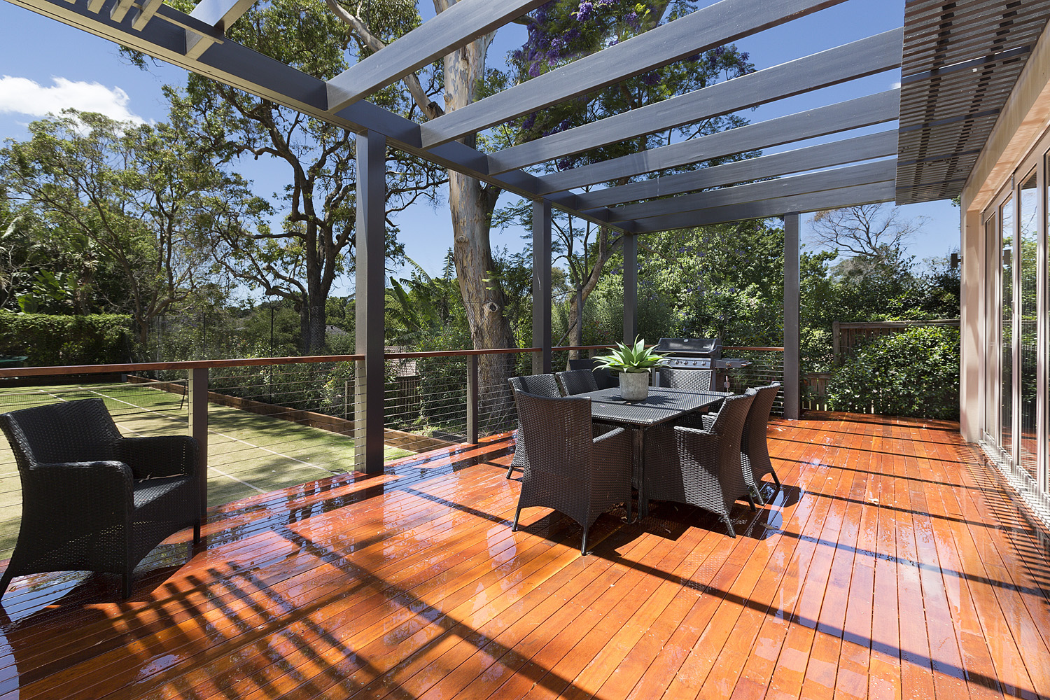Turramurra Resort-Style: outdoor timber deck