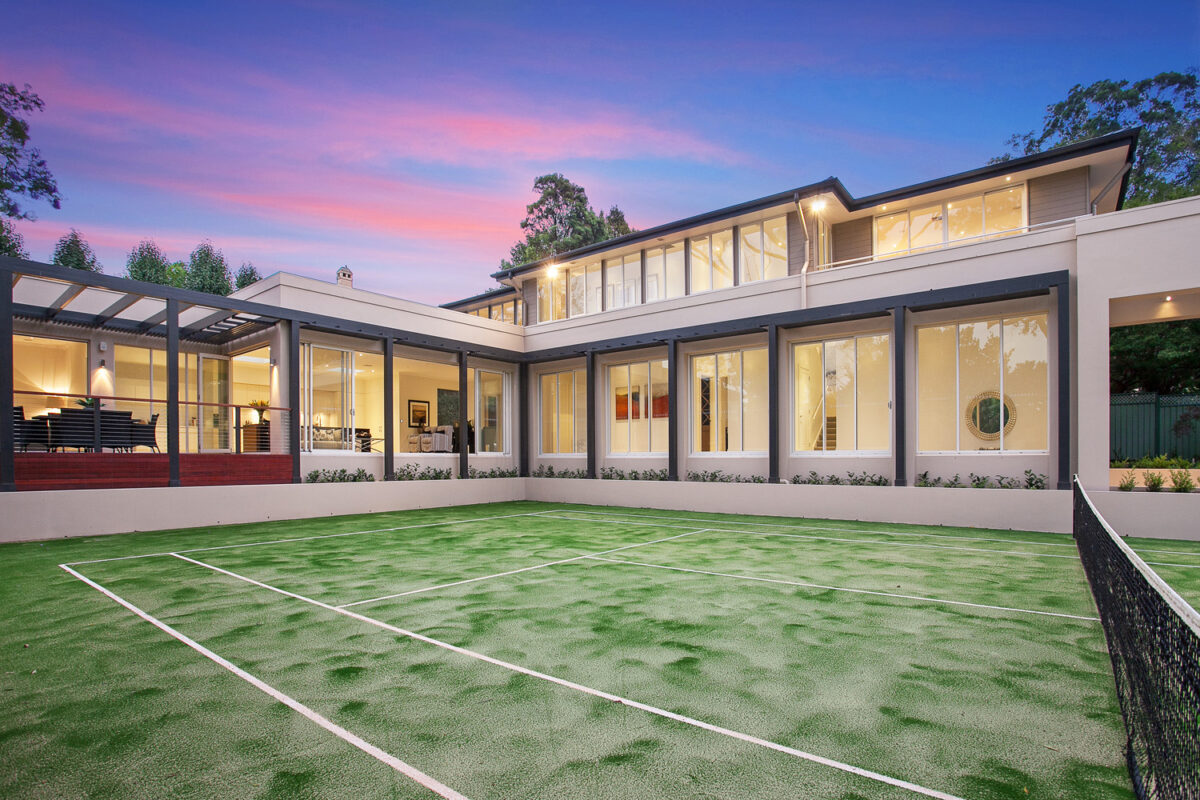 Turramurra Resort-Style: Tennis court at dusk