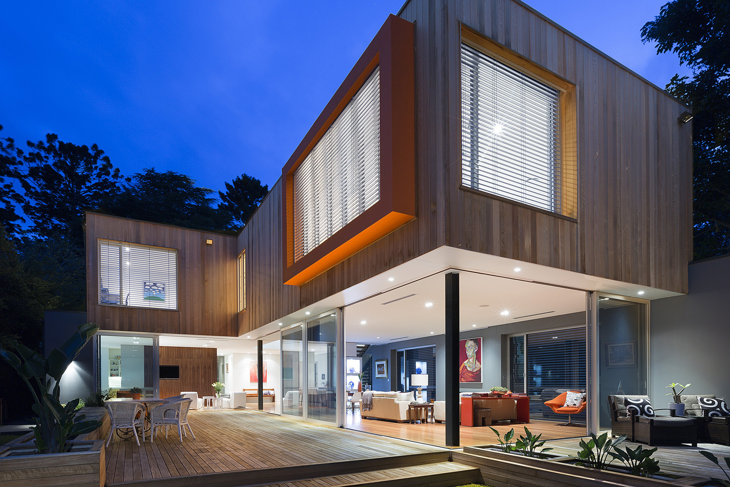 Wahroonga Modern: Dramatic contemporary wooden panel exterior