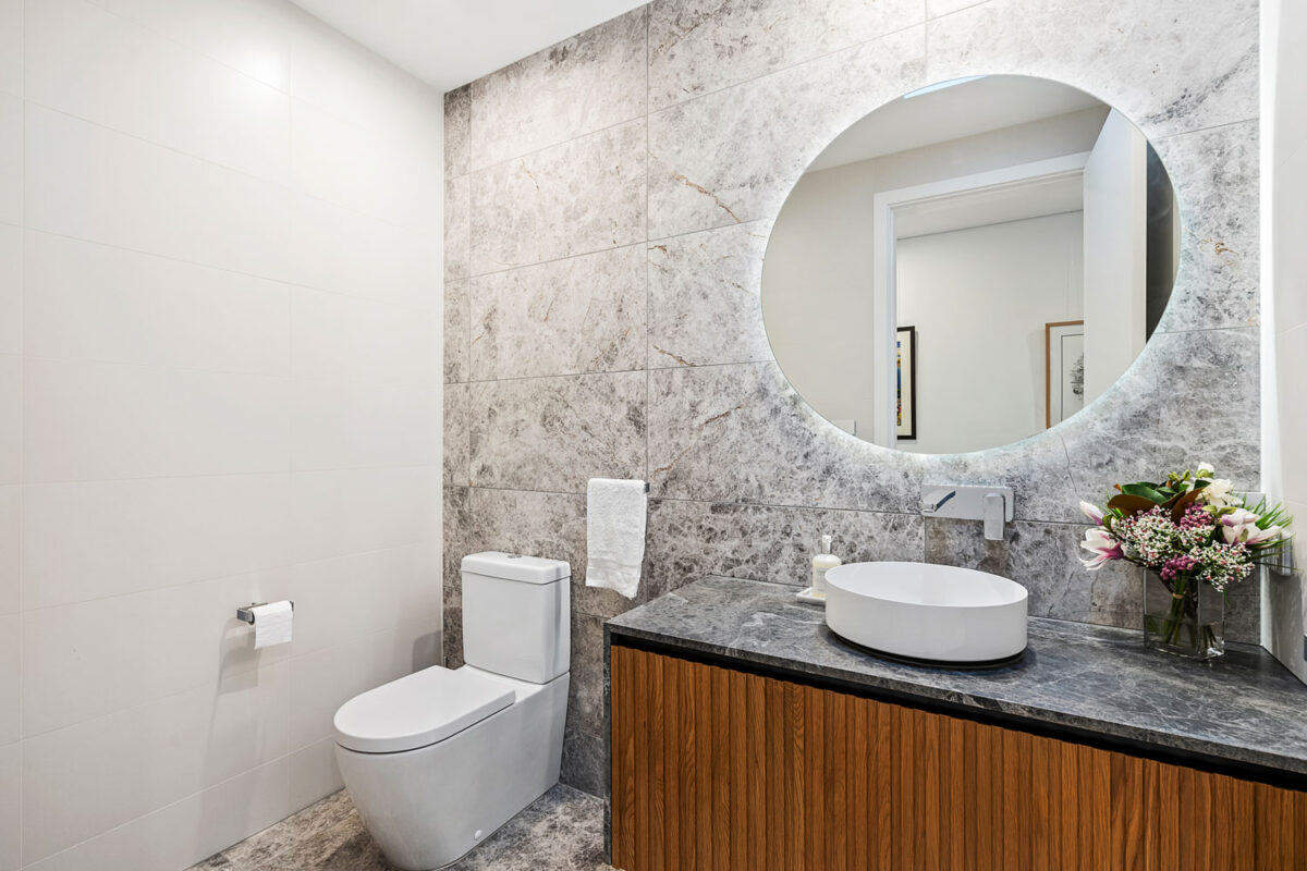 Beecroft Ultra Modern: bathroom with round, backlit mirror