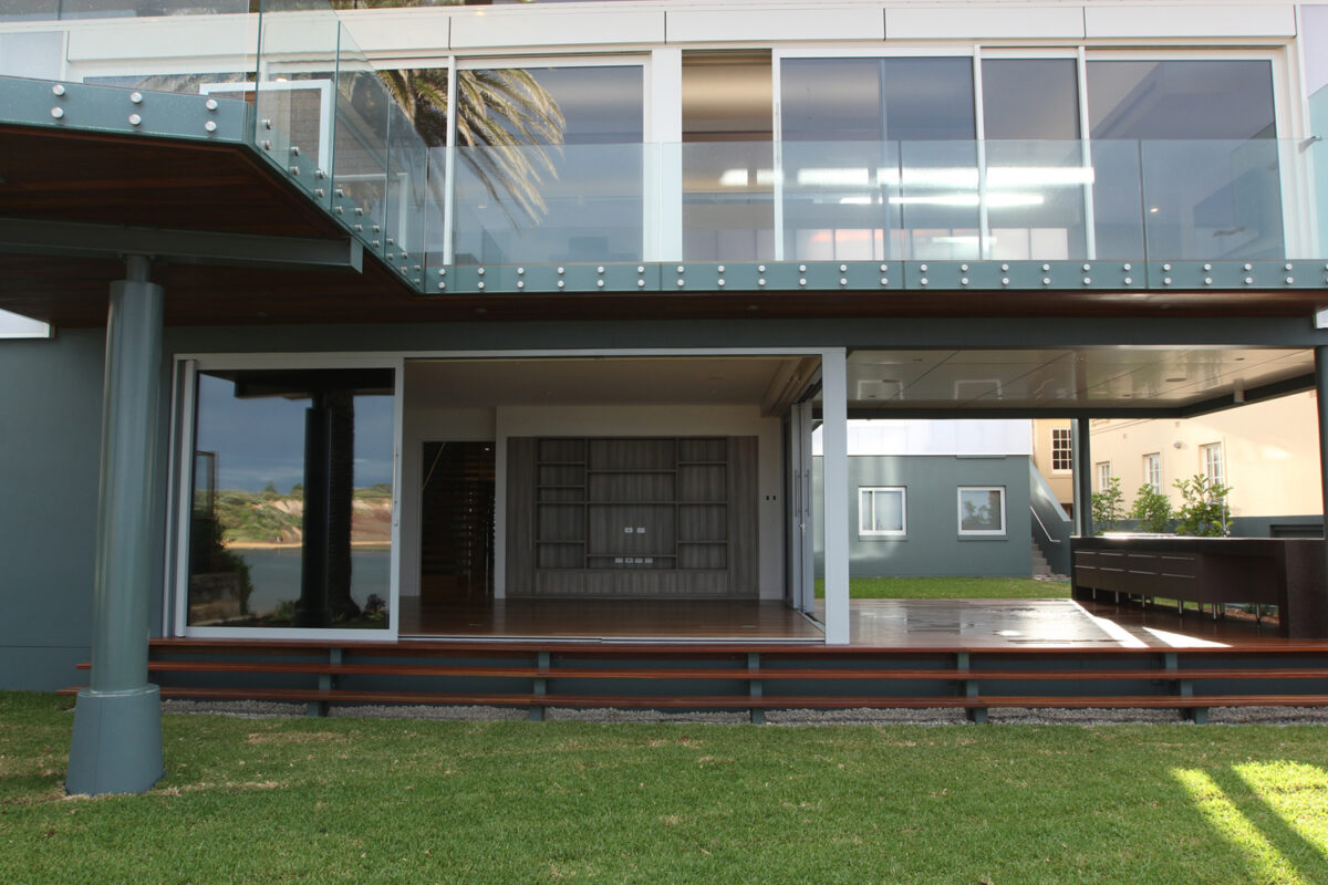 Collaroy Modern Beach: view of house and balcony from the backyard
