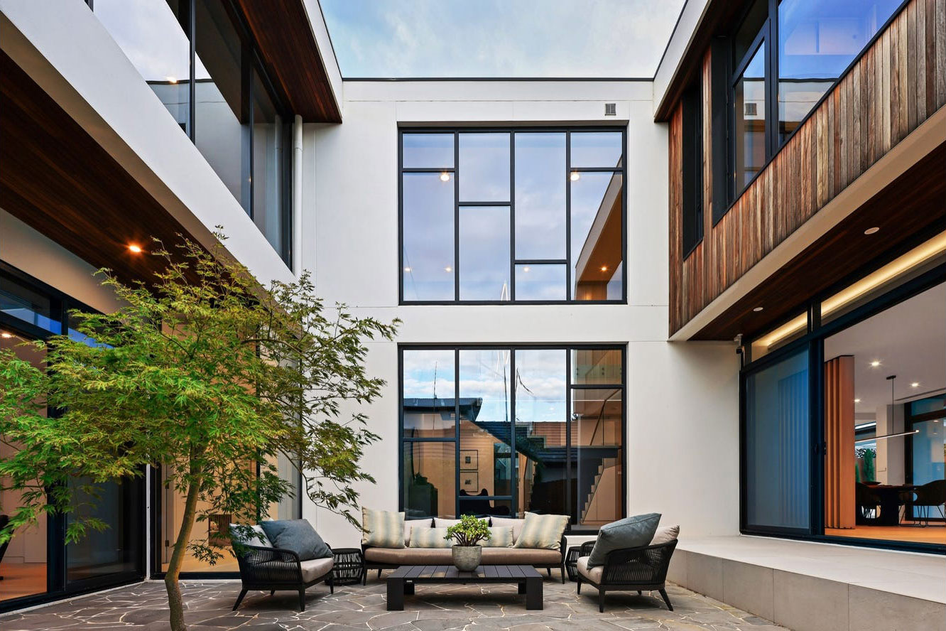 Greenwich Ultra Modern: interior courtyard