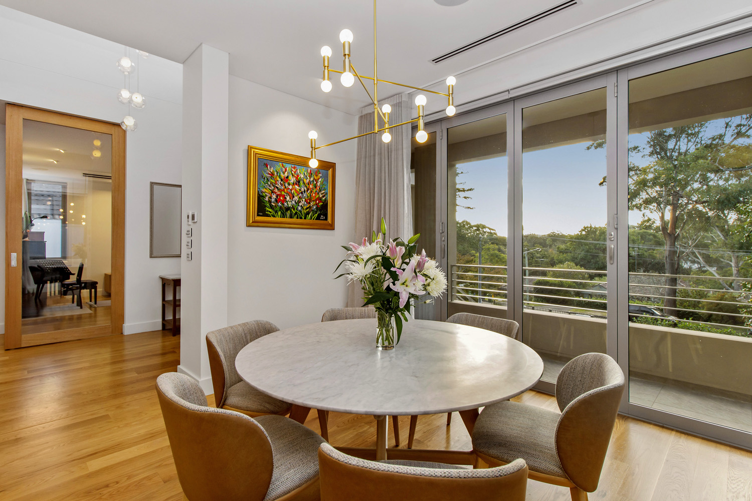 Killara Contemporary: round dining table with balcony