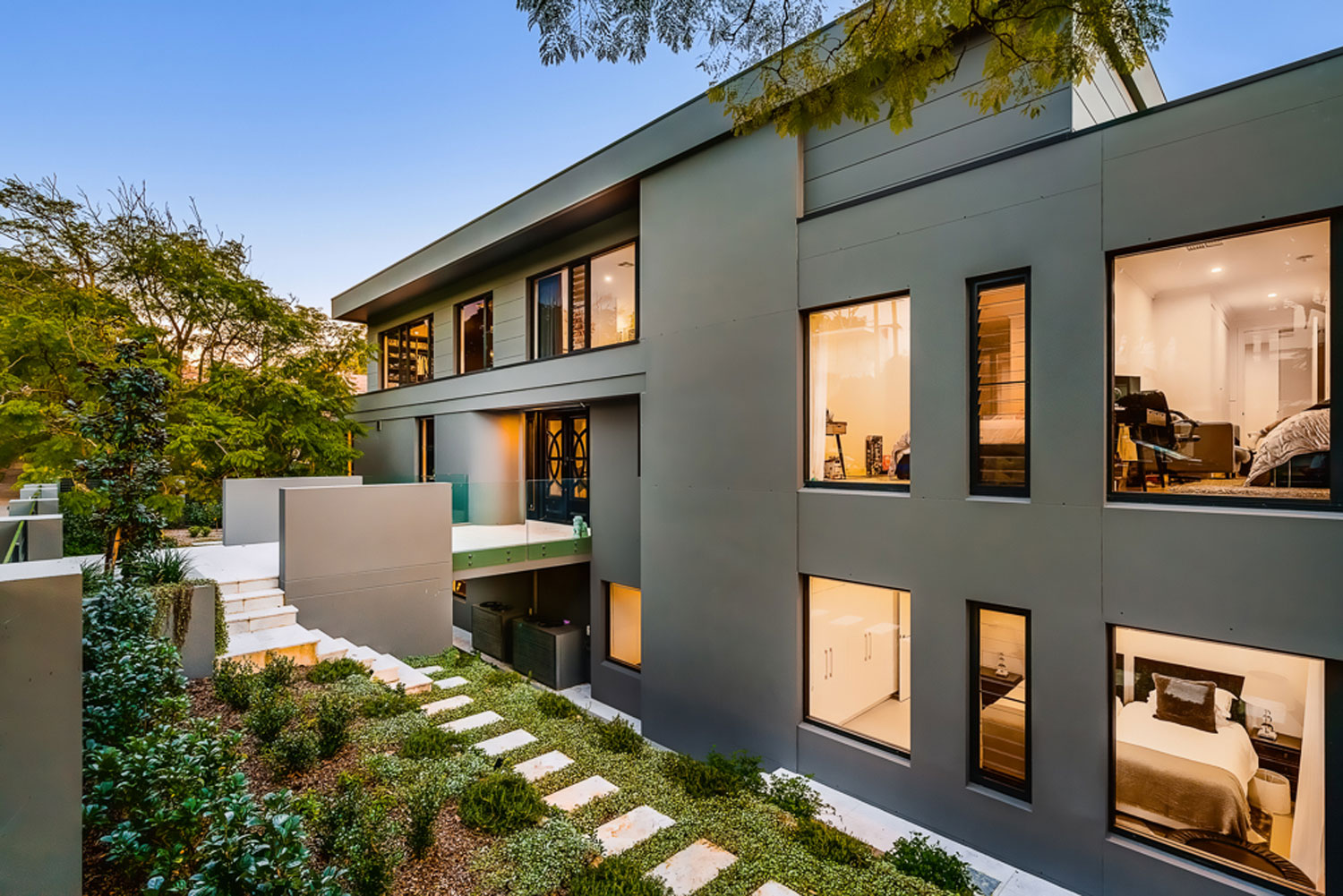 Northbridge Ultra Modern: side view of the house exterior