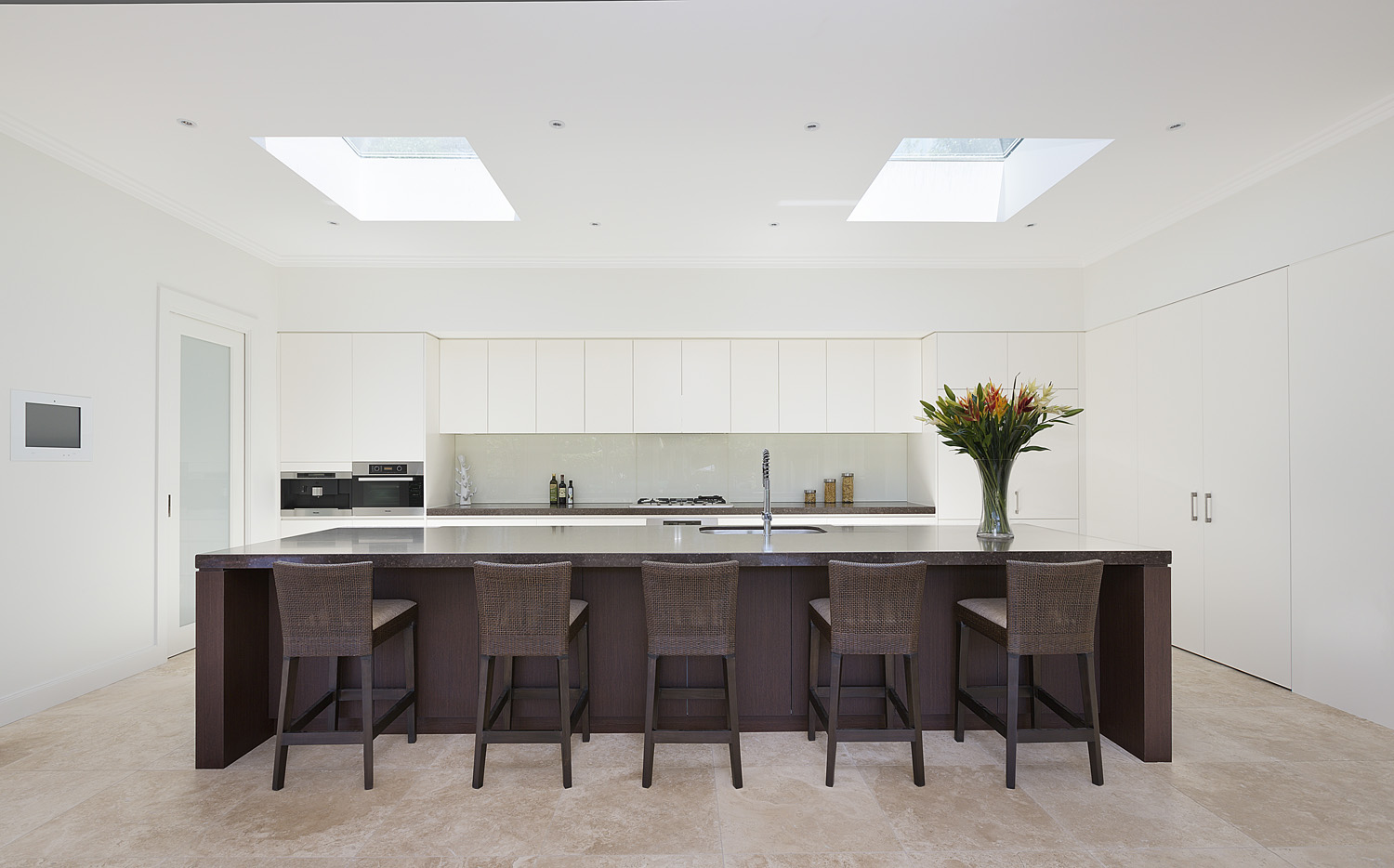 Turramurra Resort-Style: expansive kitchen and barseating