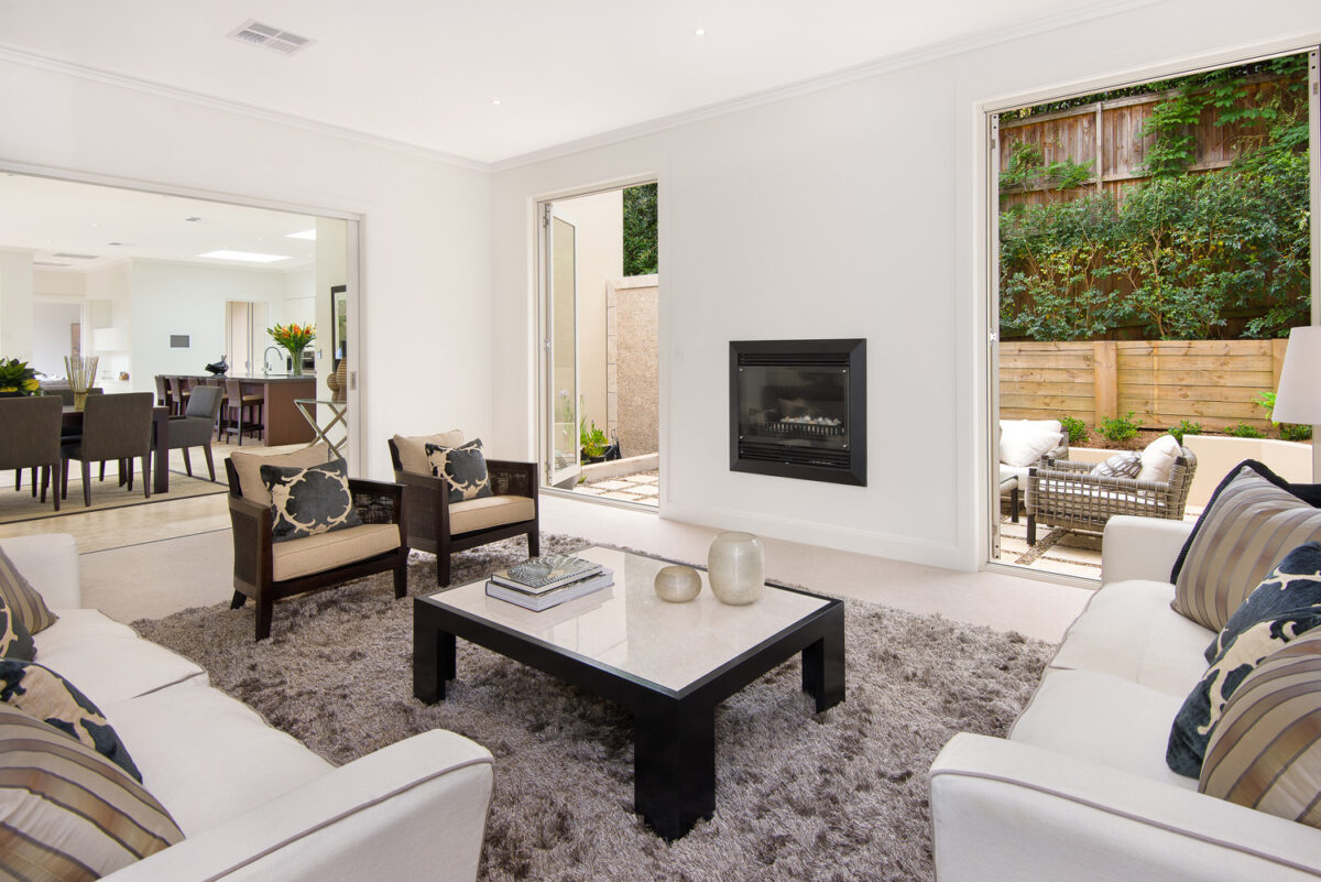 Turramurra Resort-Style: Living area centred around fireplace