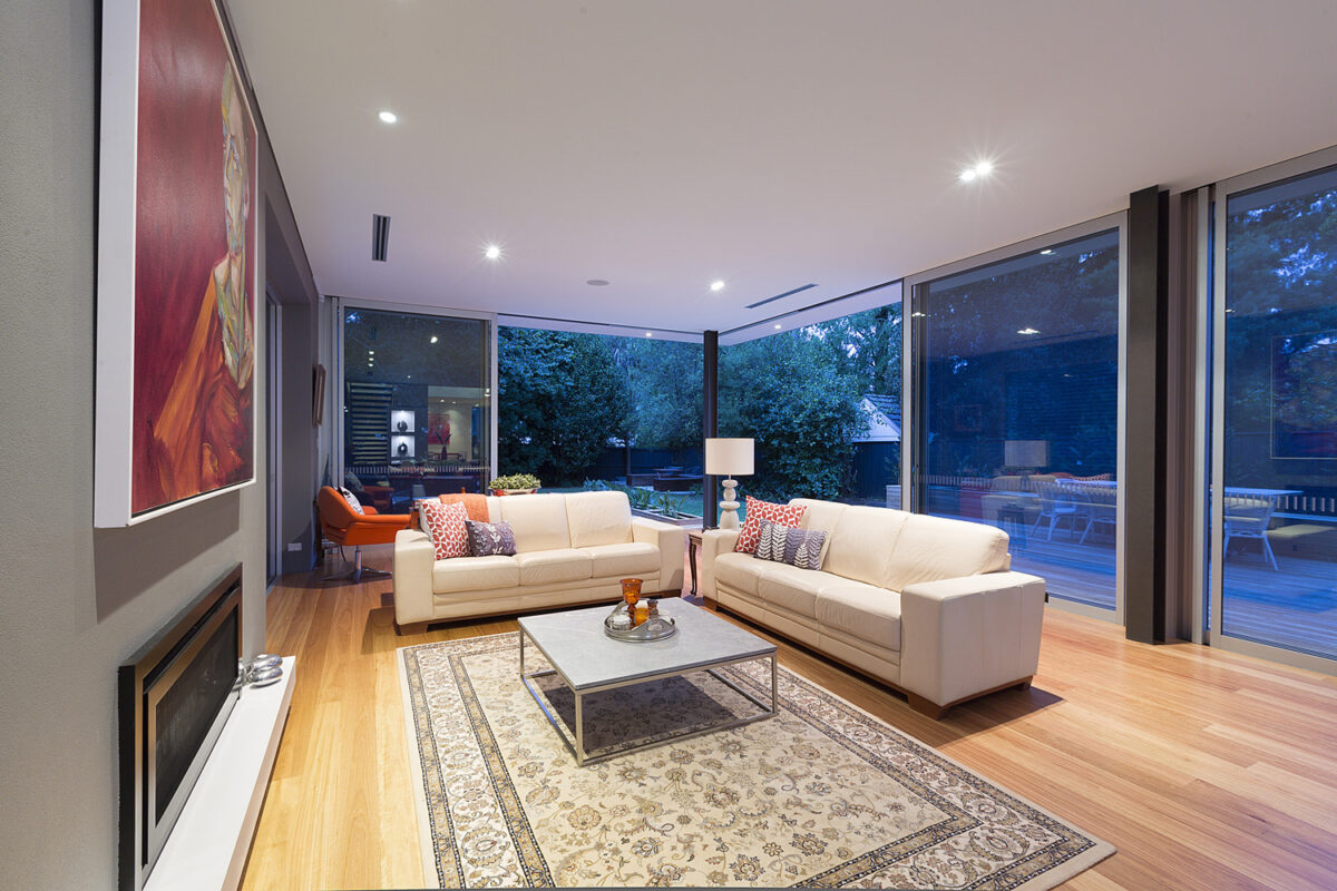 Wahroonga Modern: Living area surrounded by floor to ceiling glass doors
