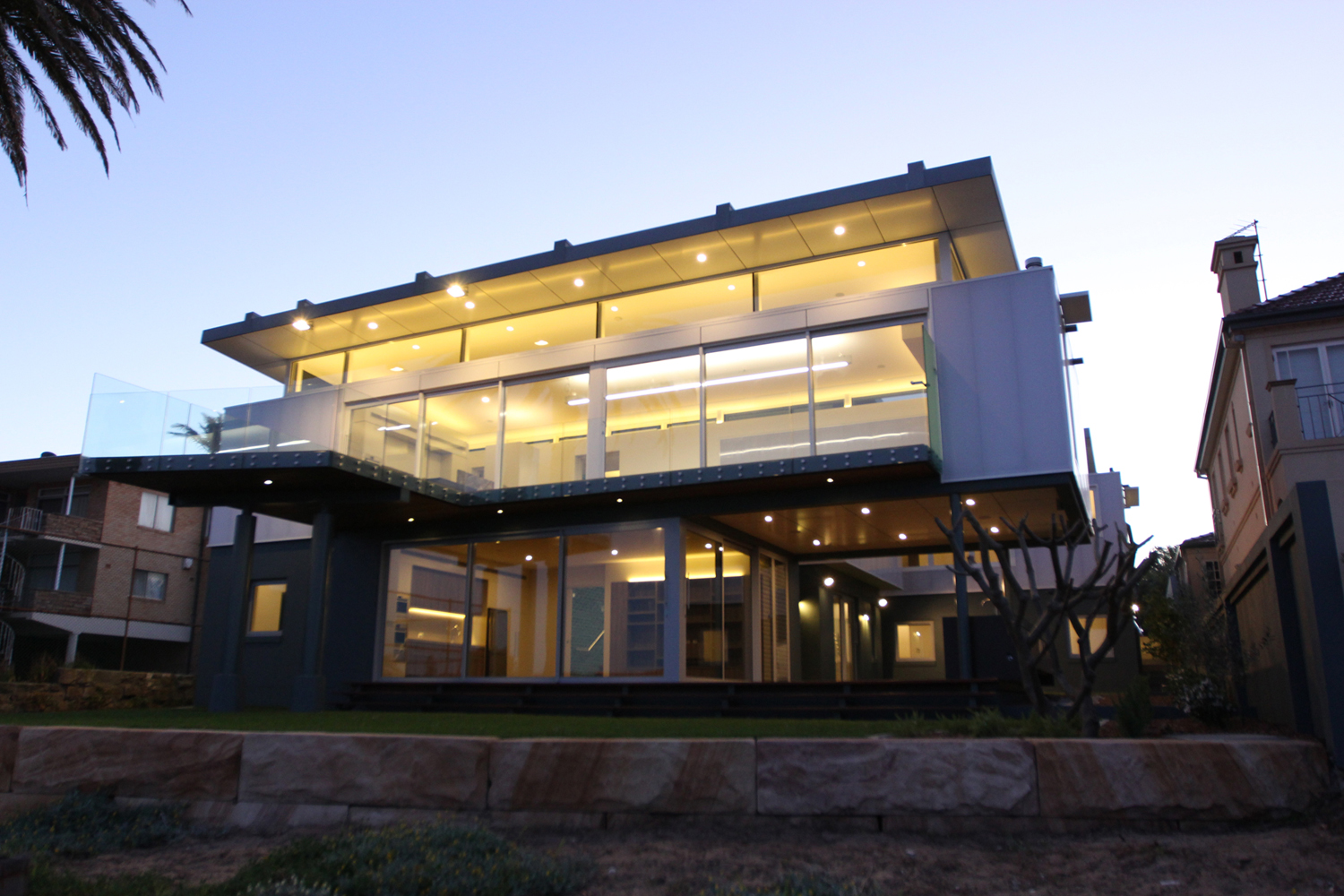 Collaroy Modern Beach: exterior at night