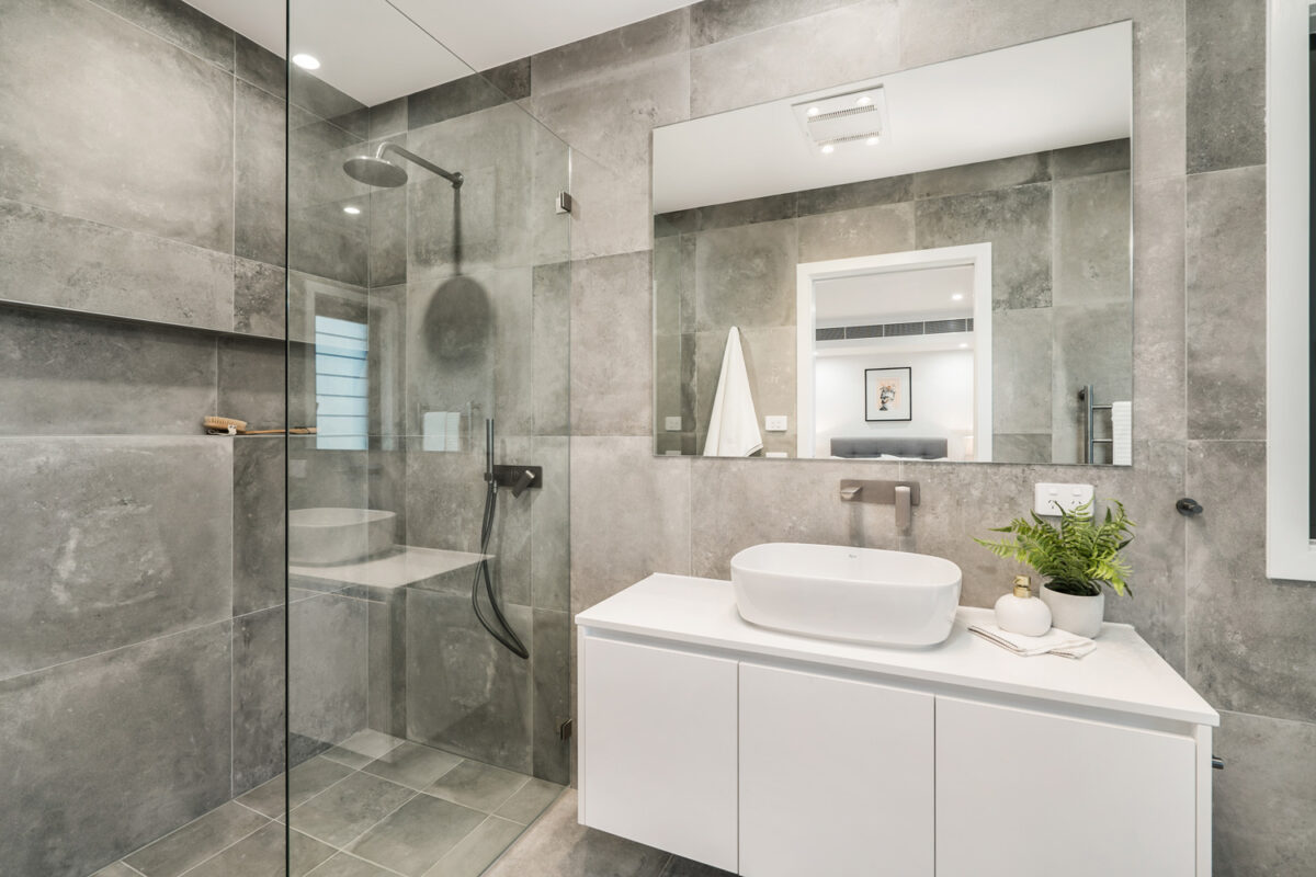 Glenhaven Contemporary: bathroom