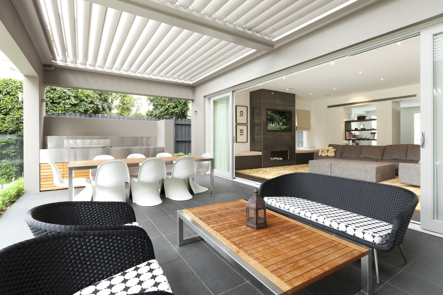 Hunters Hill Modern Traditional: undercover outdoor living