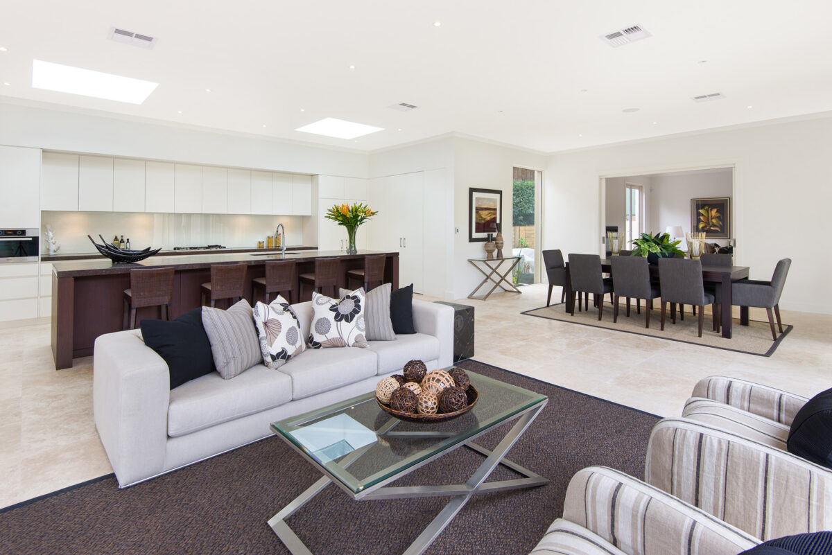 Turramurra Resort-Style: open plan living with kitchen, dining and living area in L-shape