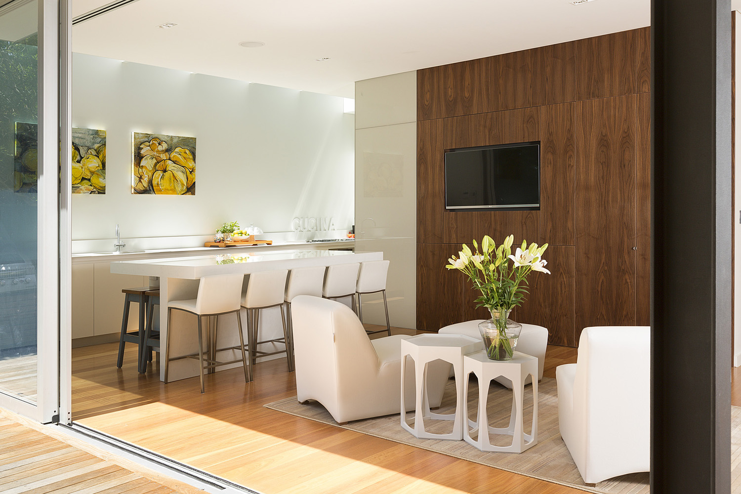 Wahroonga Modern: Bar and living area