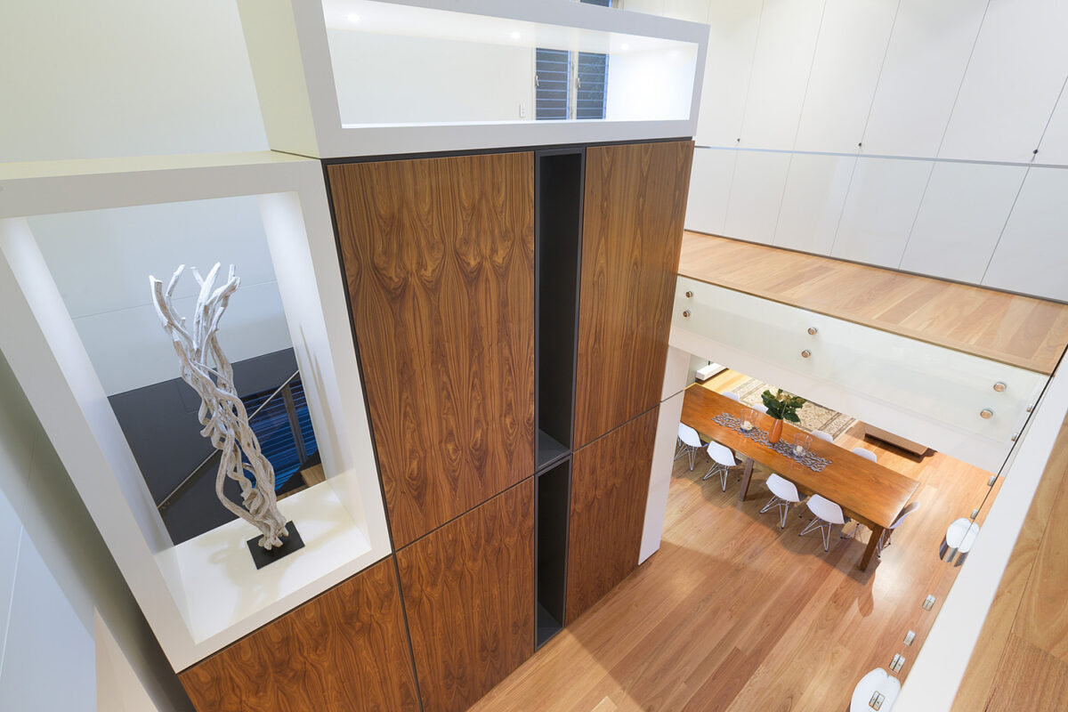 Wahroonga Modern: Elevated view of integrated storage