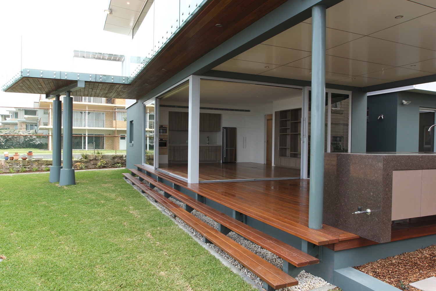 Collaroy Modern Beach: steps leading onto grass
