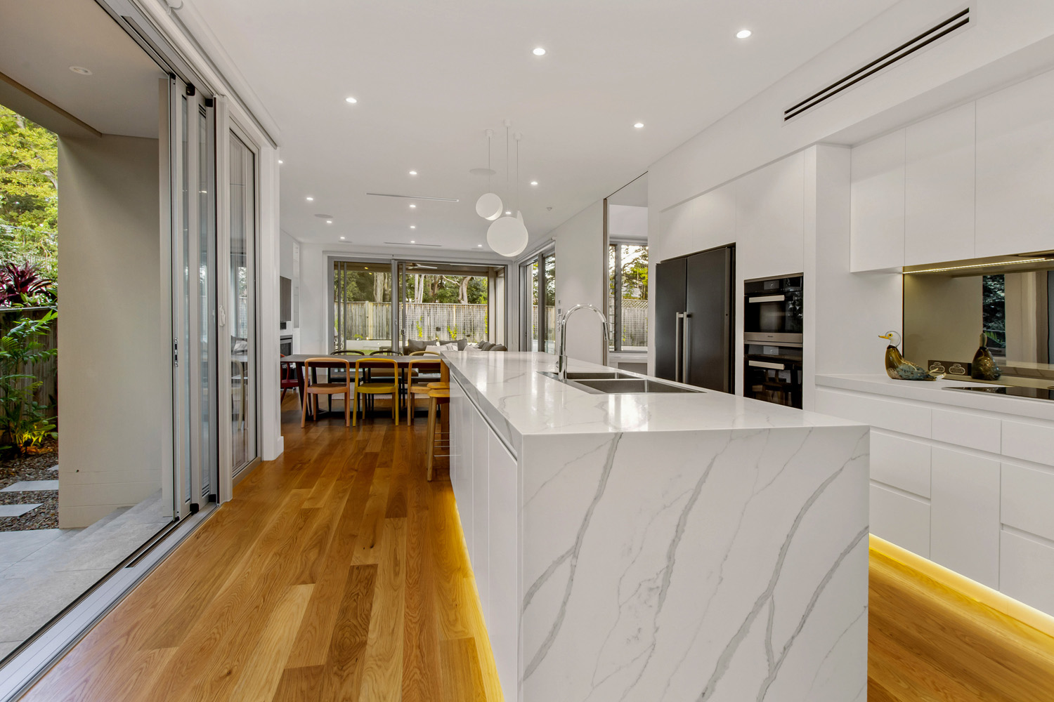 Killara Contemporary: Kitchen with marble benchtop and backlighting