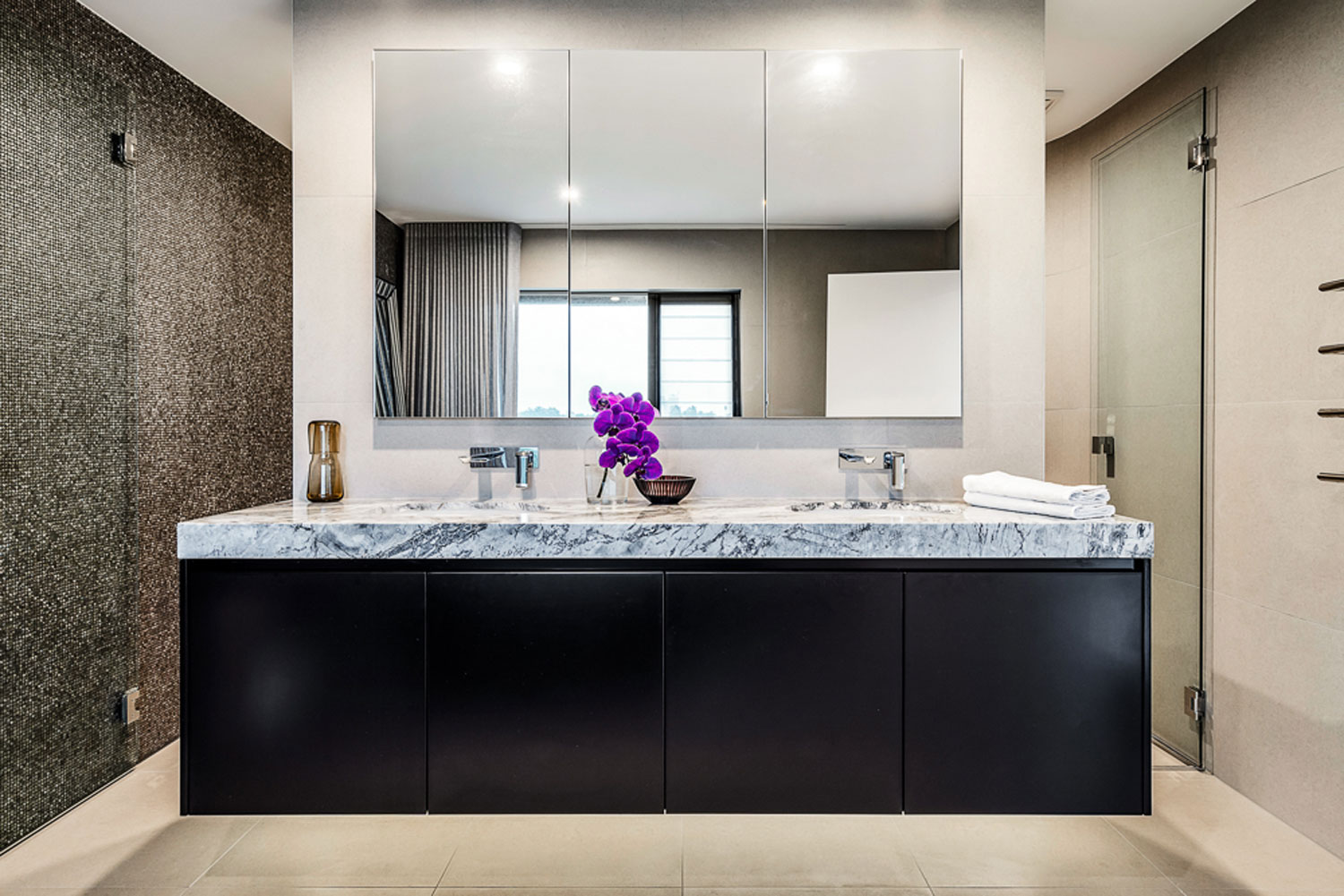 Northbridge Ultra Modern: floating bathroom sinks