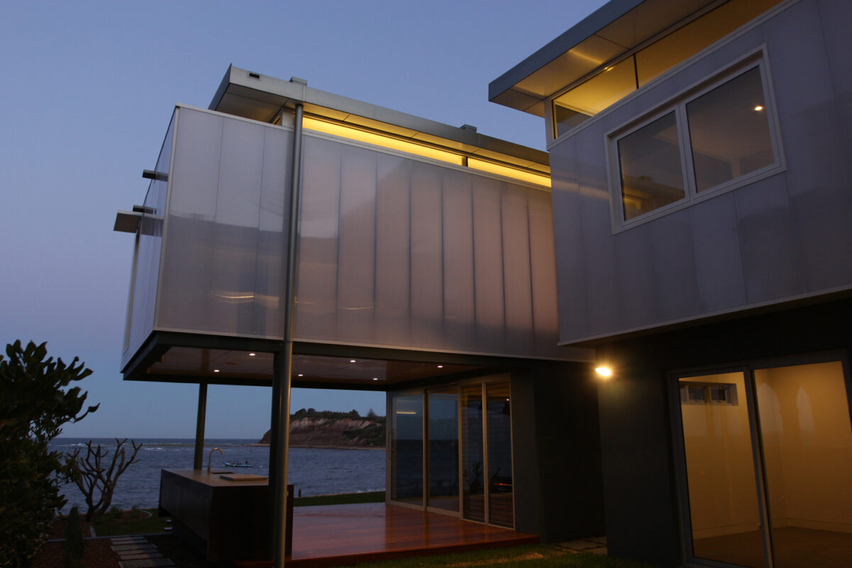 Collaroy Modern Beach: evening view of elevated storey