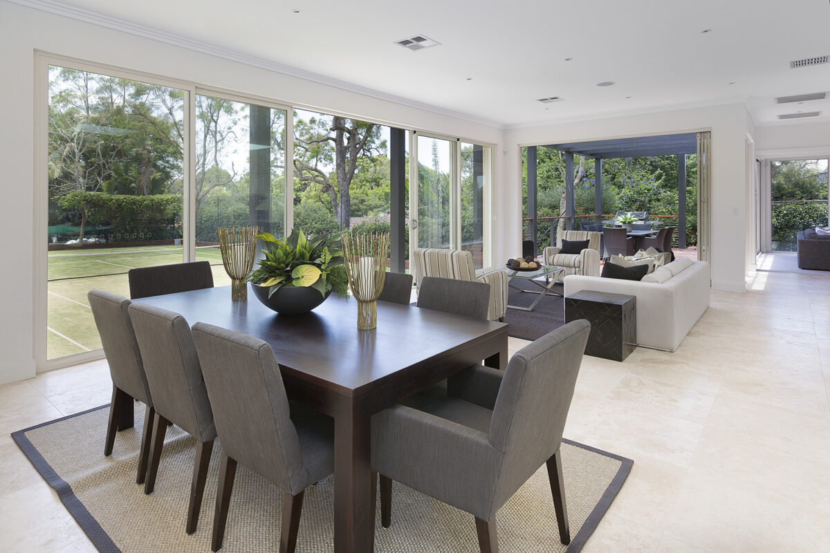 Turramurra Resort-Style: dining room and living