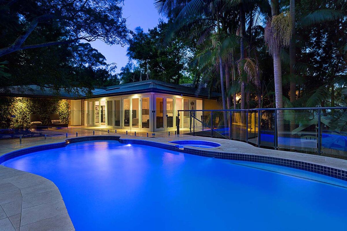 Turramurra Resort-Style: organically shaped pool in the evening